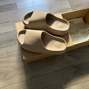 YEEZY SLIDE MADE BY ADIDAS